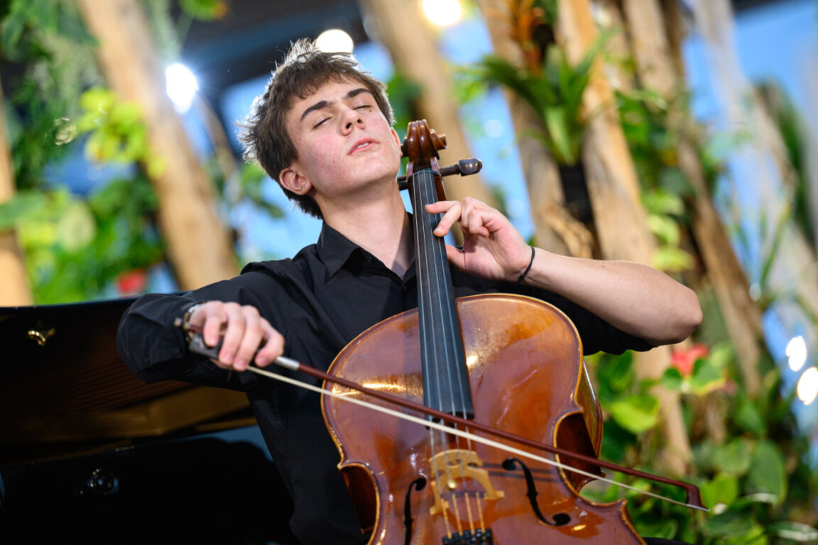 Младият виолончелист Дарин Ламбрев – с награди от конкурса Концертино Прага 2024