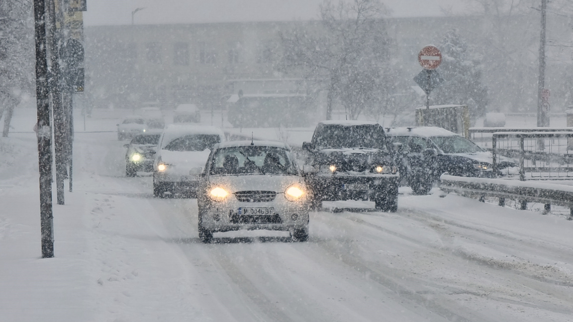 Снеговалежът спря движението по път Е-79 в Монтанско