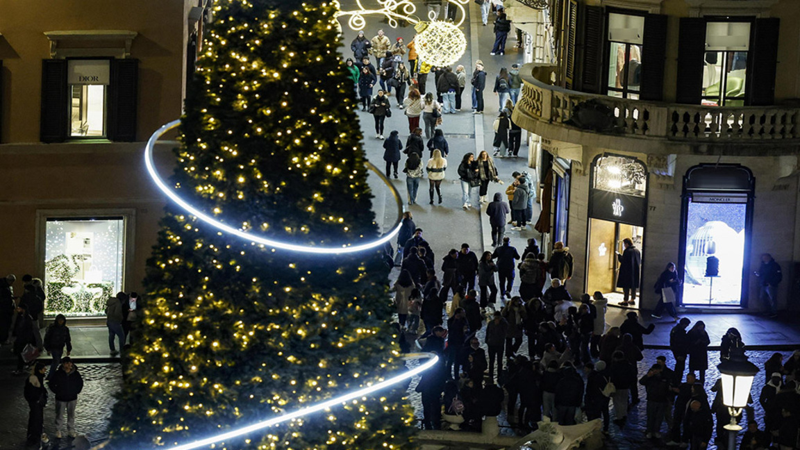 В края на годината Рим не може без празнична украса