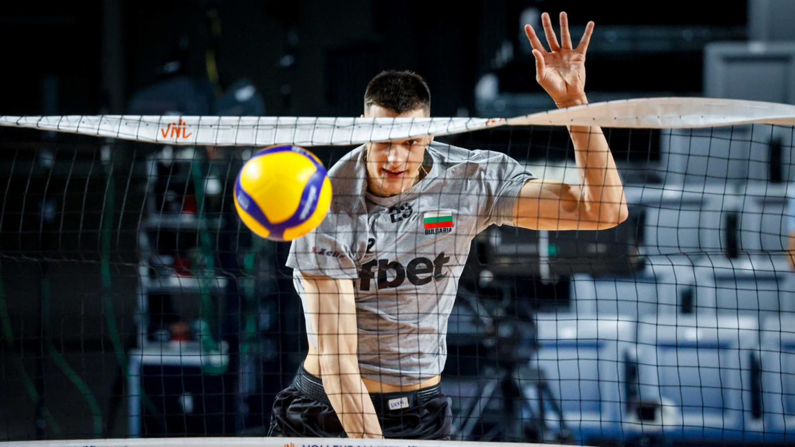 Александър Николов в топ 3 на света във ...