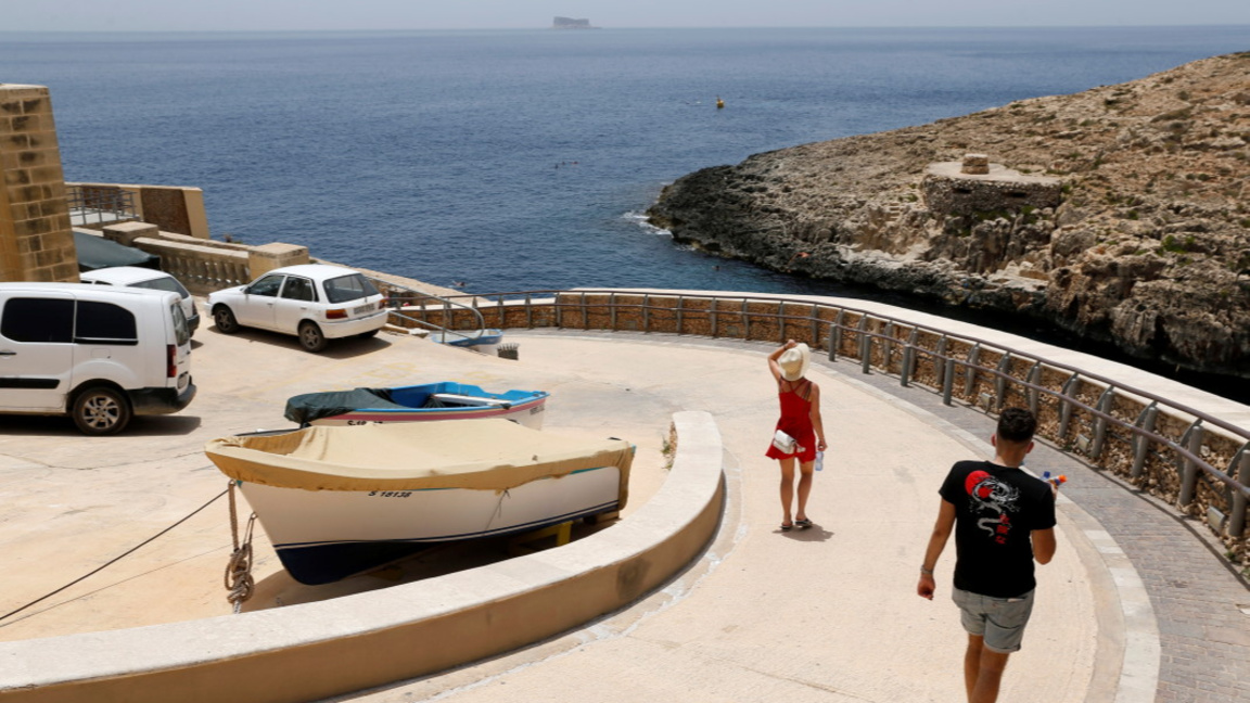 Туристи се разхождат край Зурик, южната част на Малта, 24 юни 2021 г.