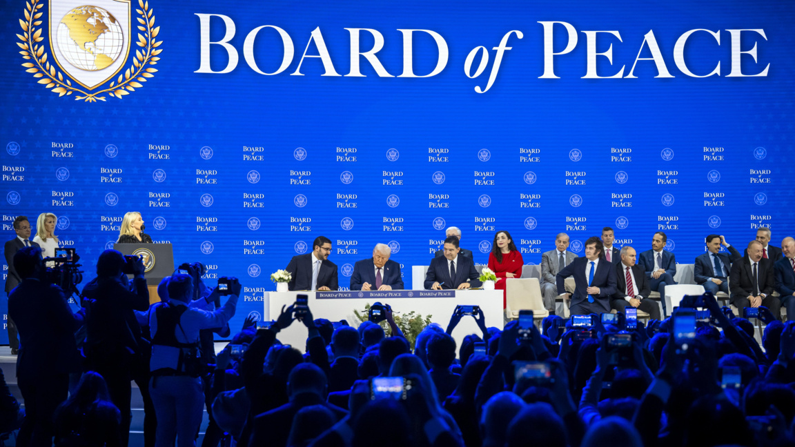 Президентът на САЩ Доналд Тръмп (в центъра) провежда церемония по подписване на хартата на Съвета на мира по време на 56-ата годишна среща на Световния икономически форум (СИФ) в Давос, Швейцария, 22 януари 2026 г.