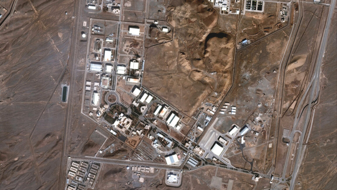 Сателитно изображение на ирански ядрени съоръжения