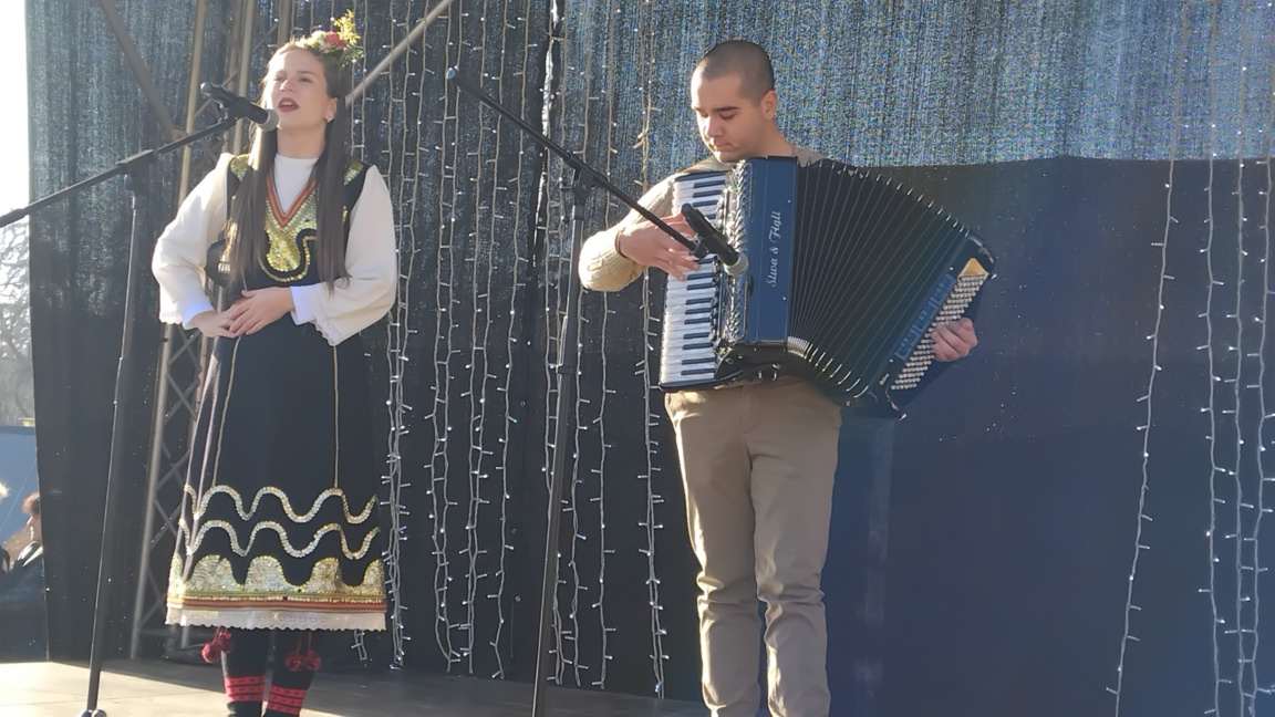 Стотици самодейци от читалищата в община Перник пяха и танцуваха на Игнажден