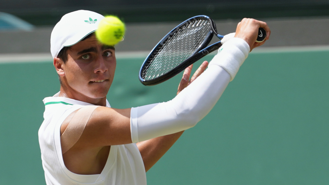 Tennisspieler Iwan Iwanow beendet Saison...