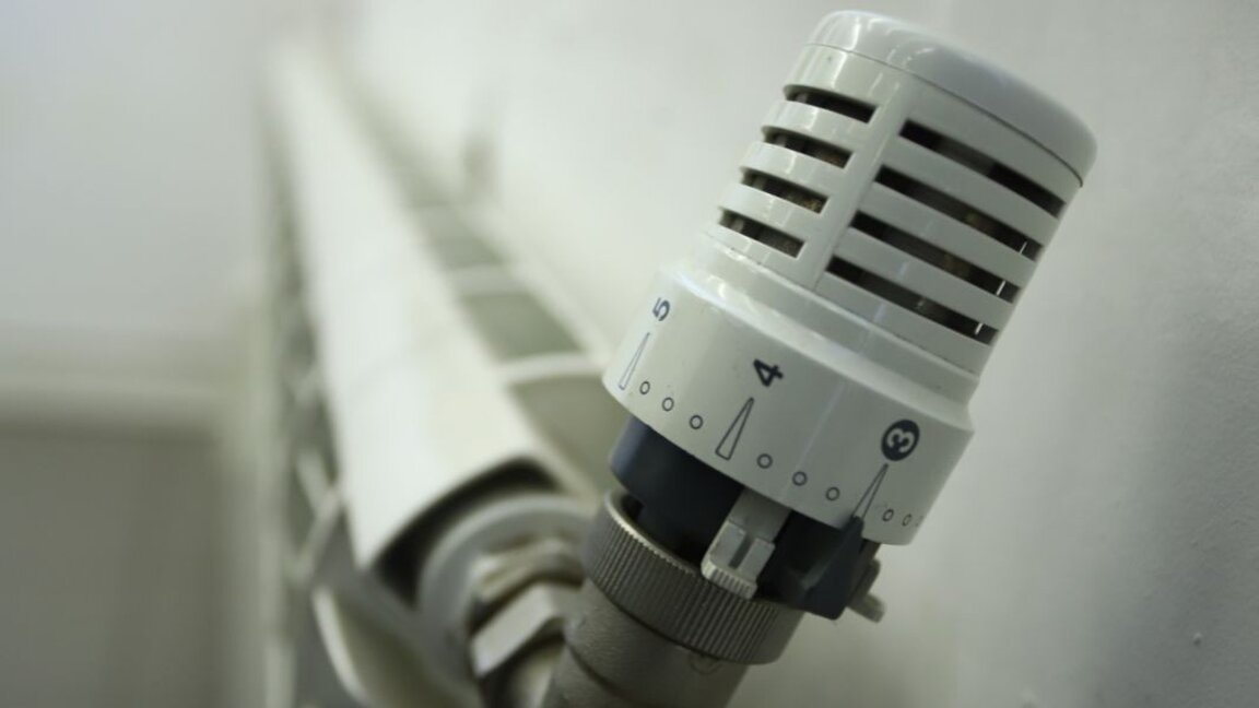 Без парно и топла вода до Нова година: "Дружба" на бунт срещу "Топлофикация"