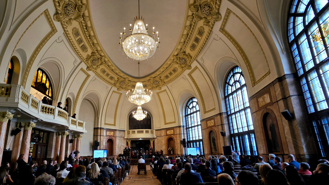 Софийският университет "Св. Климент Охридски" отбеляза своя патронен празник с академично тържество, което се проведе в аулата на университета.