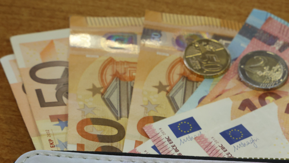 В Благоевград получават първи пенсии в евро и плащат сметки с новата валута