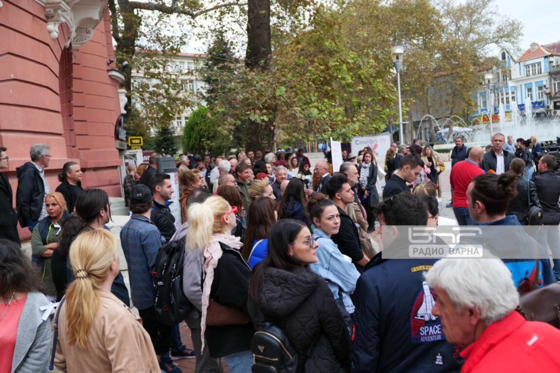 Работещи в сферата на културата протестират във Варна (СНИМКИ) (обновява се)
