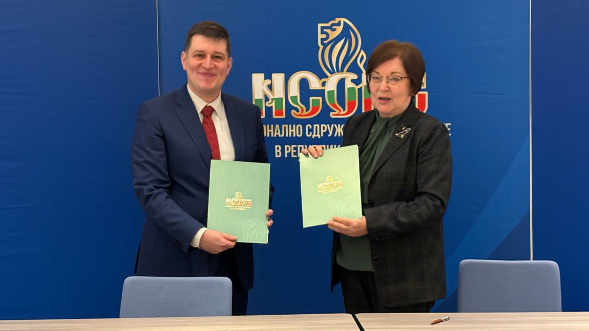 Милен Митев и Донка Михайлова с подписания документ.