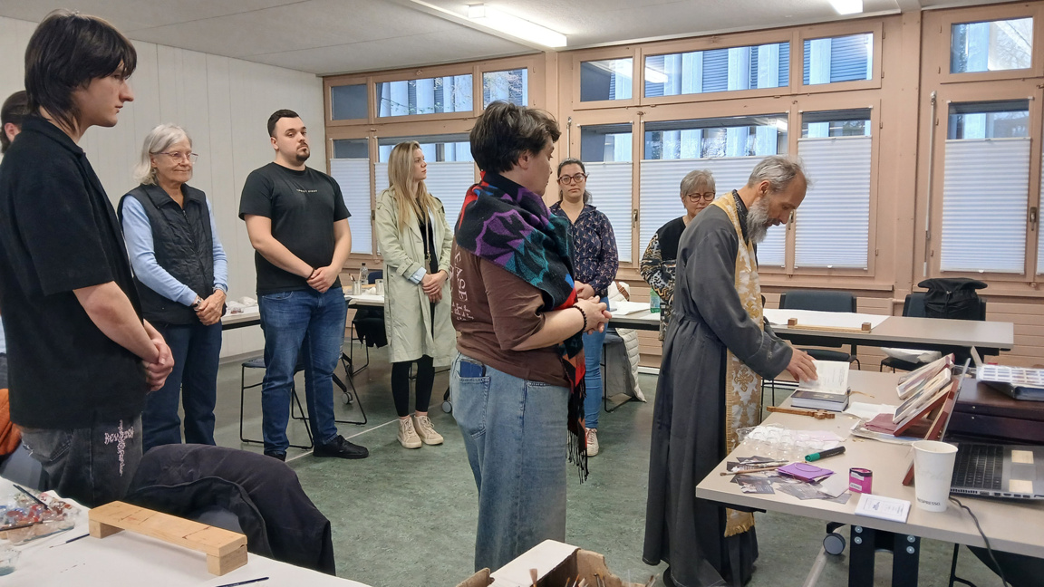 Bulgarischer Priester vereint Menschen i...
