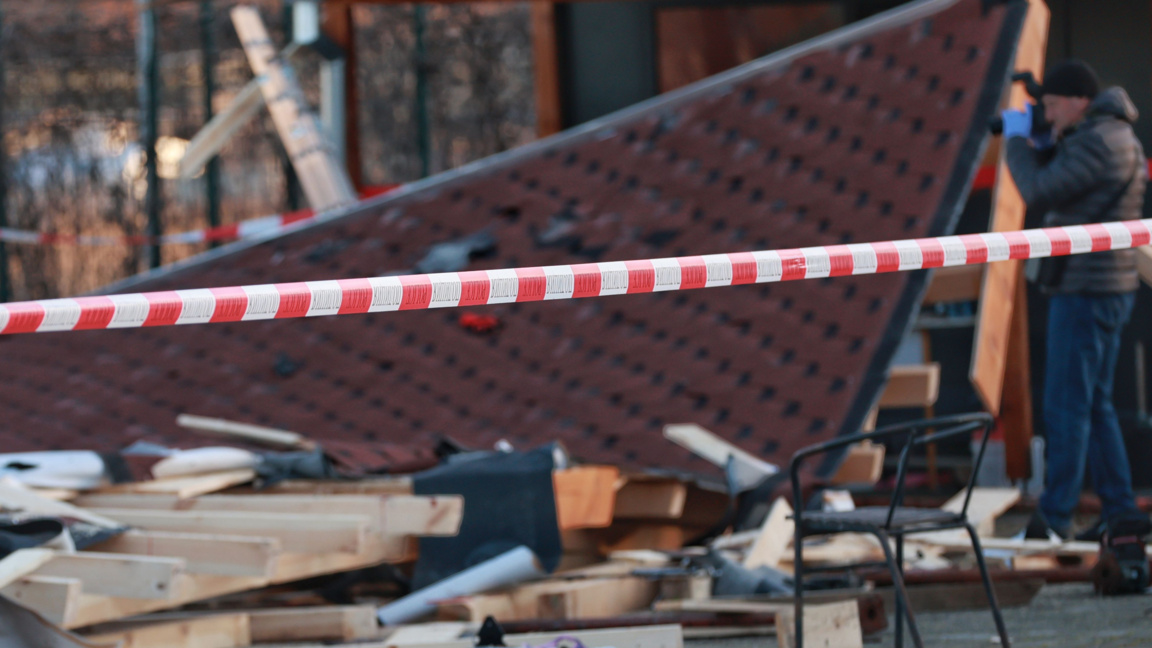 Проверяват дали срутилият се в София навес е бил законен