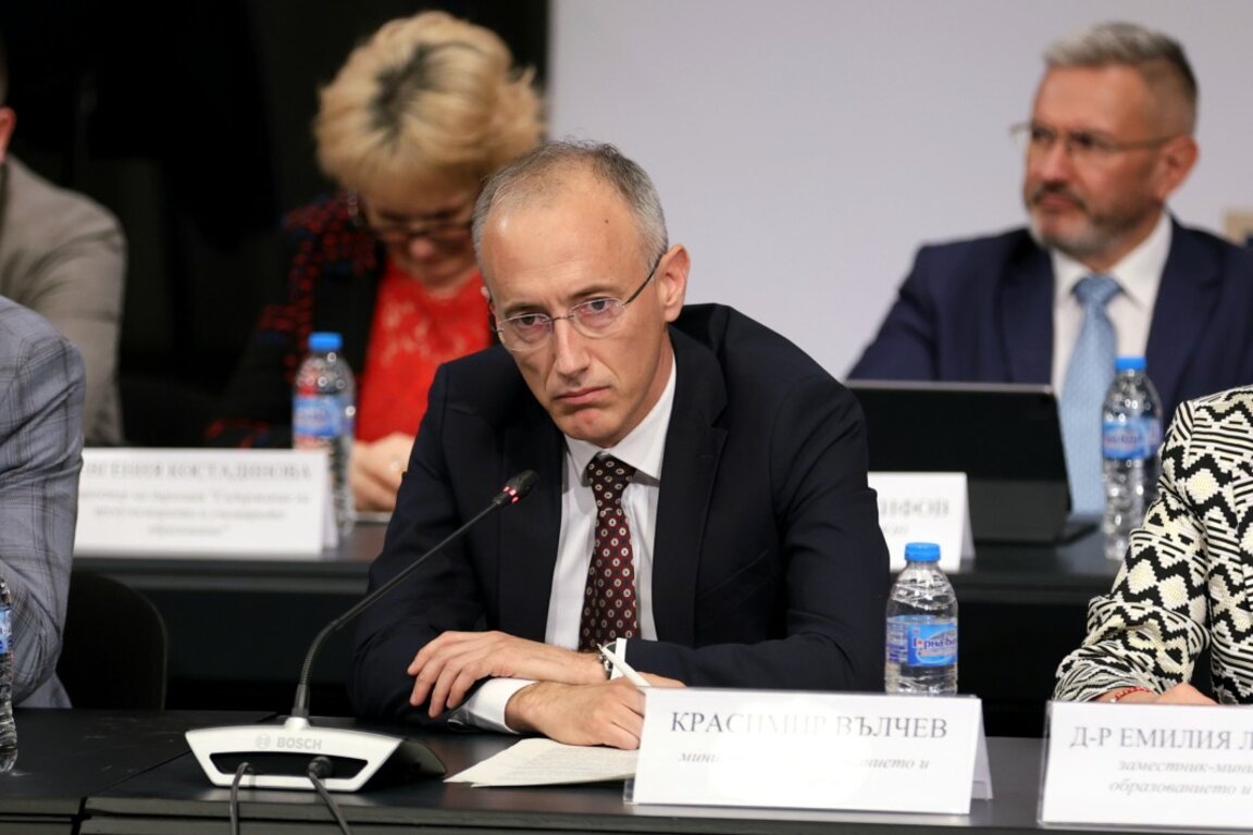 Министърът на образованието и науката Красимир Вълчев