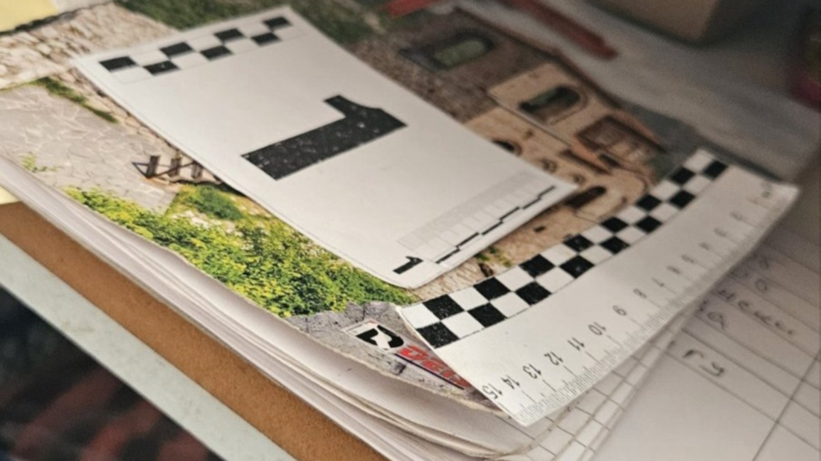 Полицията иззе пари и списъци с имена пр...