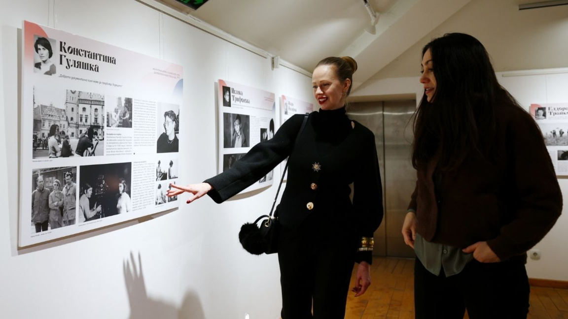 Katalog und Ausstellung über Regisseurin...