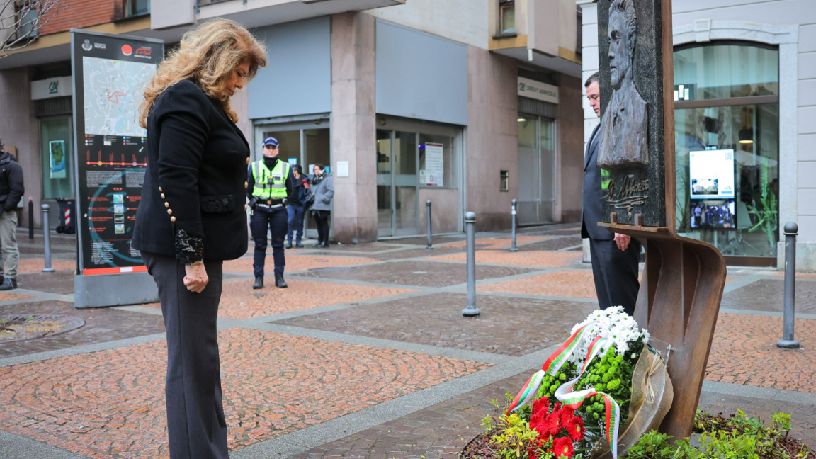 Präsidentin Jotowa verneigte sich vor de...