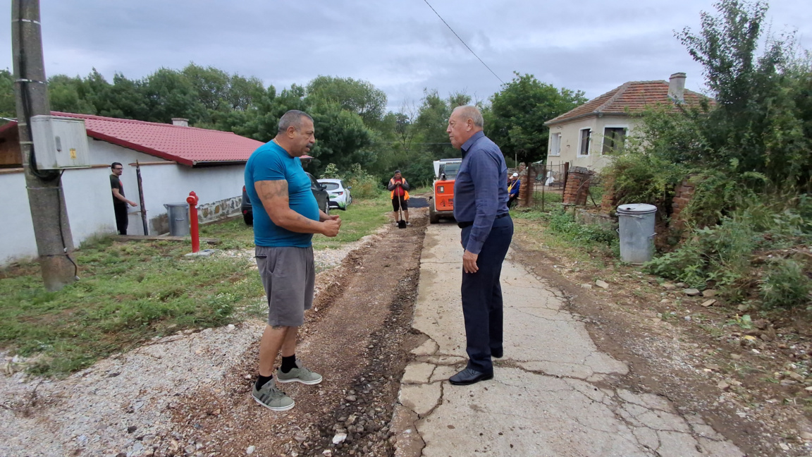 В Малко Шарково възстановяват уличната м...