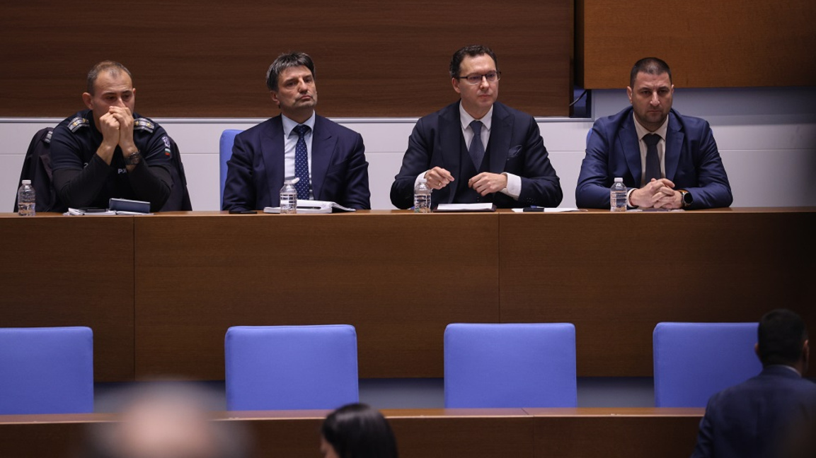 Парламентът провежда редовно заседание в Народното събрание. На снимката (от ляво надясно): началник секторът „Масови мероприятия“ при СДВР Иван Георгиев, директорът на СДВР главен комисар Любомир Николов, министърът на вътрешните работи Даниел Митов и директорът на Главната дирекция „Жандармерия, специални операции и борба с тероризма“ (ГДЖСОБТ) главен комисар Николай Николов.