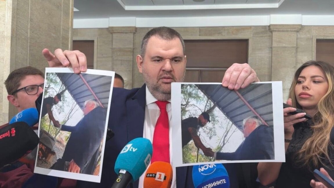 Пеевски показа снимки на Рашков и Мухарем Мухата. Рашков: Здрависвам се с много хора