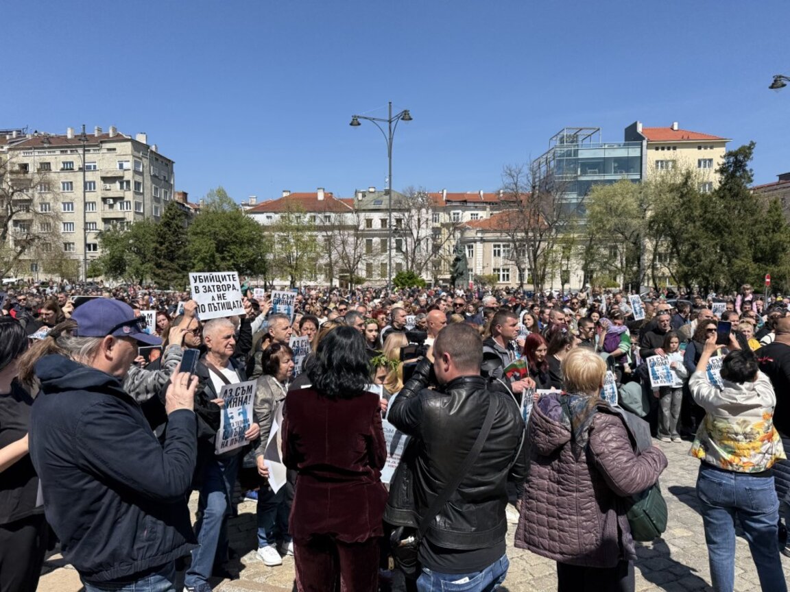 Протест срещу войната по пътищата пред храм-паметник "Св. Александър Невски"