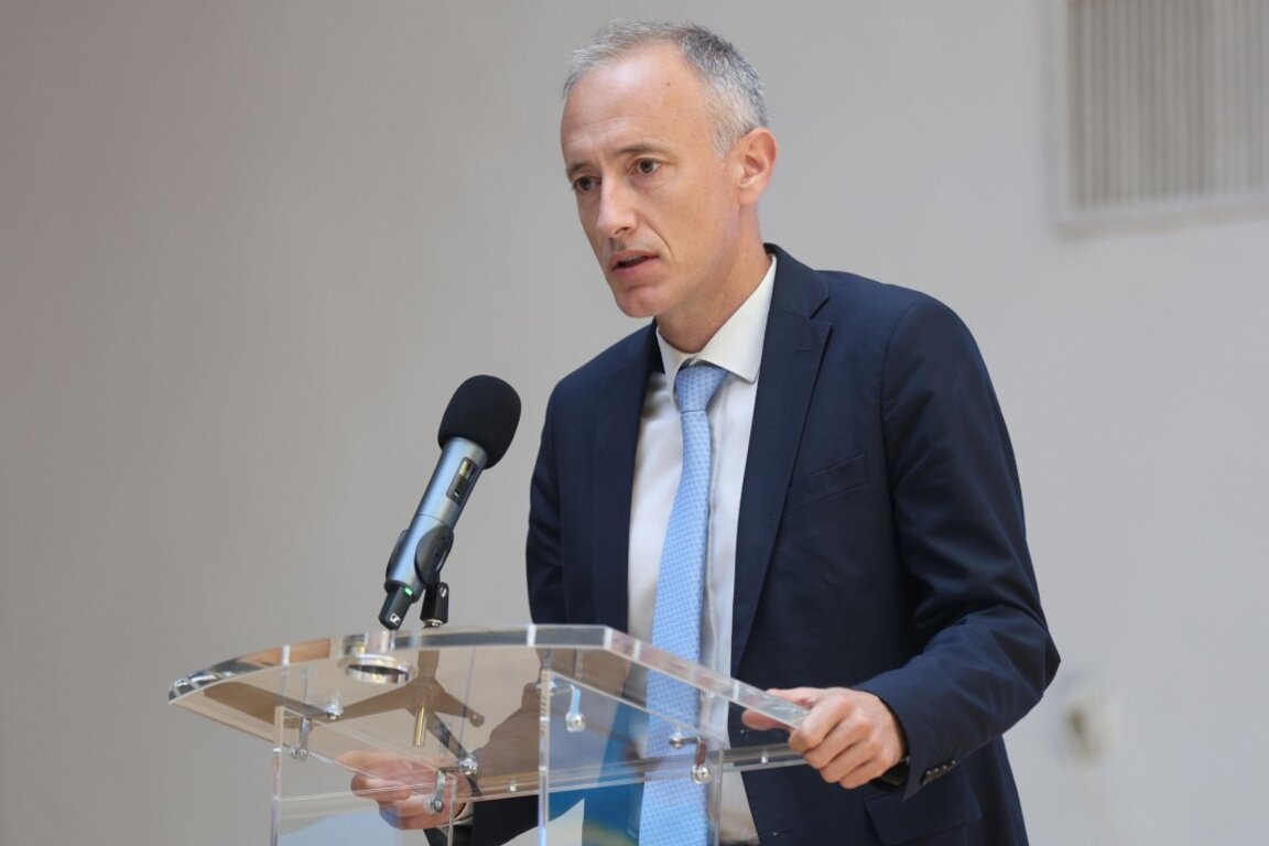 Министърът на образованието и науката Красимир Вълчев