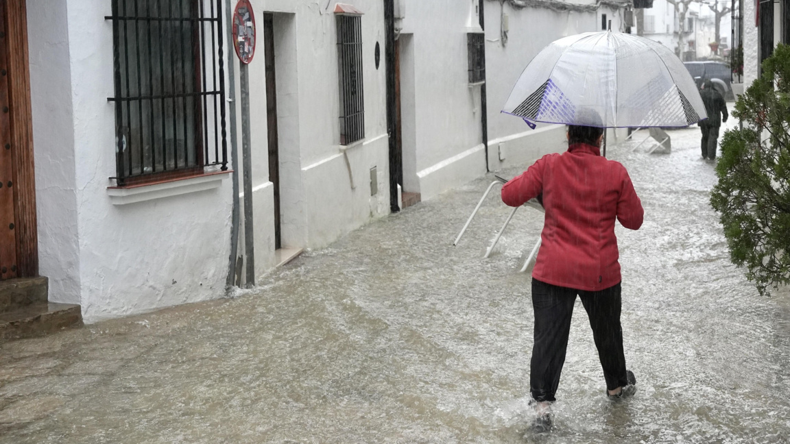 Жена върви по наводнени улици заради бурята Леонардо в испанската провинция Кадис
