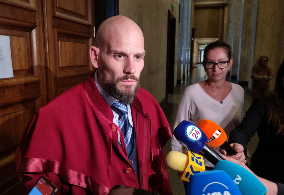 Прокурор Кънчо Димитров в Софийския градски съд, където се гледаха мерките за неотклонение на д-р Станимир Хасърджиев и още трима души, обвинени за престъпление, свързано с принуда, при което е използвано оръжие. Делото се гледа при закрити врата.