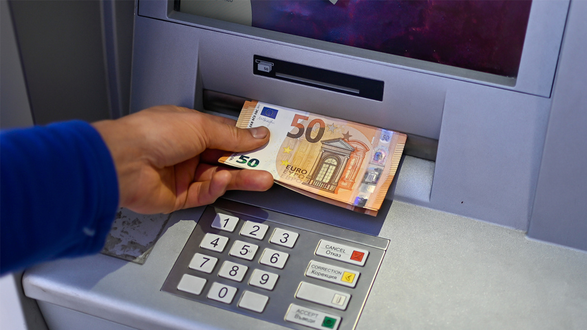 Празни банкомати и липса на евро в Ямбол...