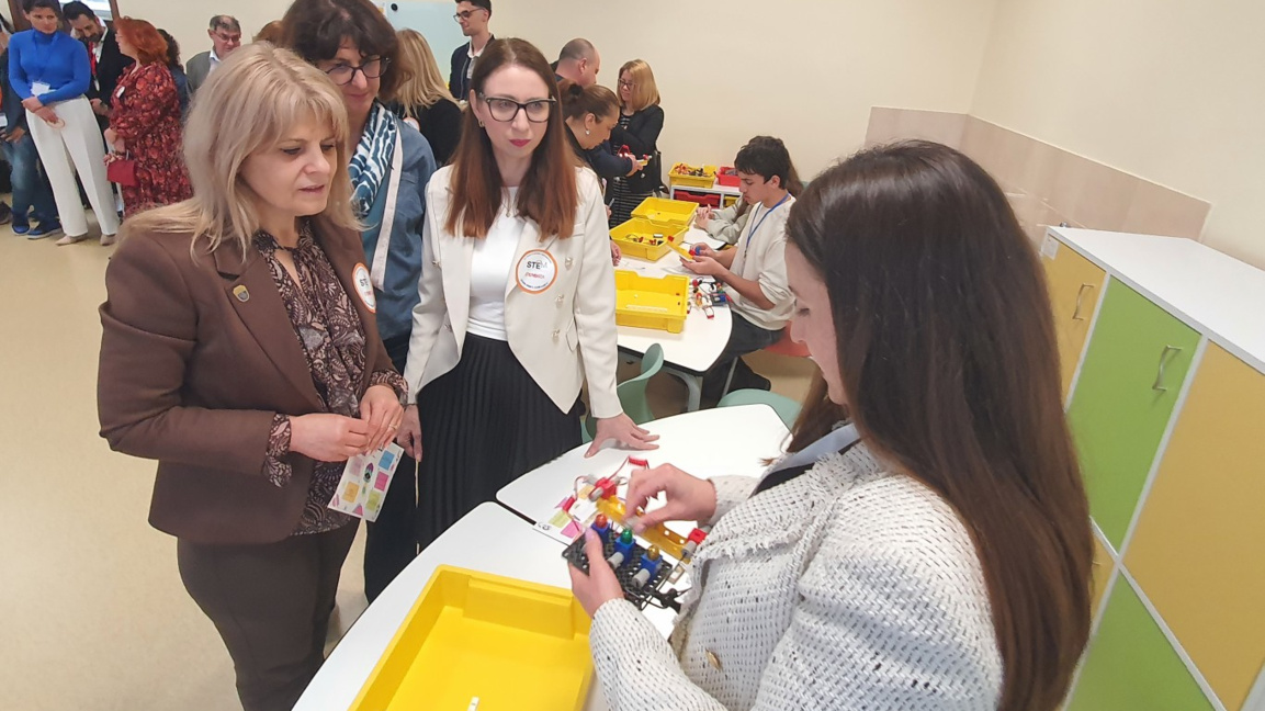  STEM център отвори врати в ОУ „Христо Б...