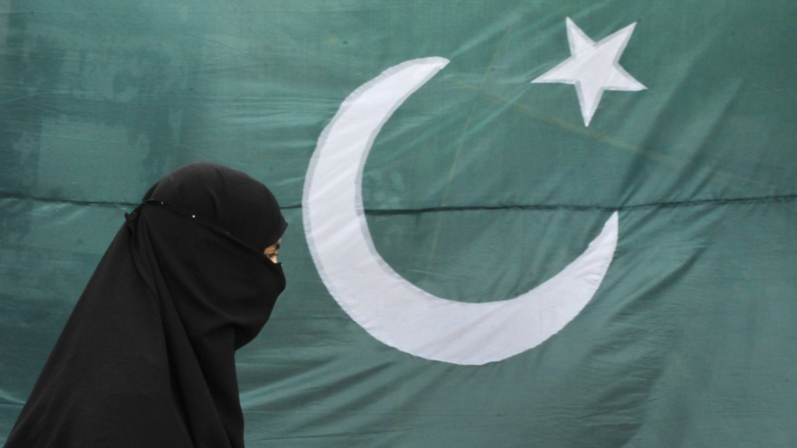 Пакистански военни са бомбардирали склад...