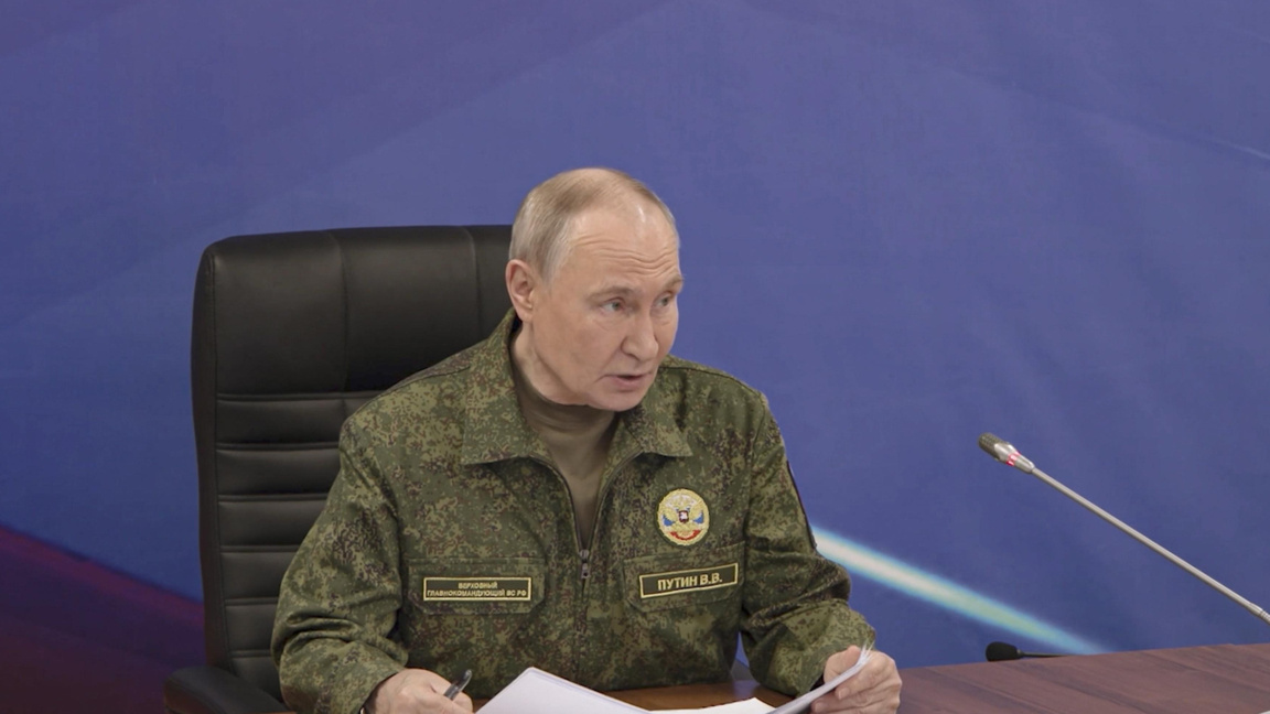 Кадър, взет от видеоклип, предоставен на 27 декември 2025 г. от Kremlin.ru, показва руския президент Владимир Путин по време на посещение на команден пункт на руската армия на неразкрито място.