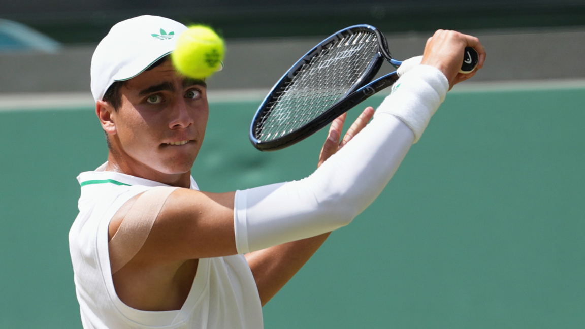 Tenisistul Ivan Ivanov termină sezonul p...