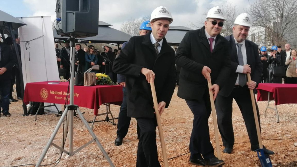 Вицепремиерът Атанас Зафиров (крайният вдясно) присъства на първа копка на а сградата на Ветеринарния факултет към МУ - Плевен