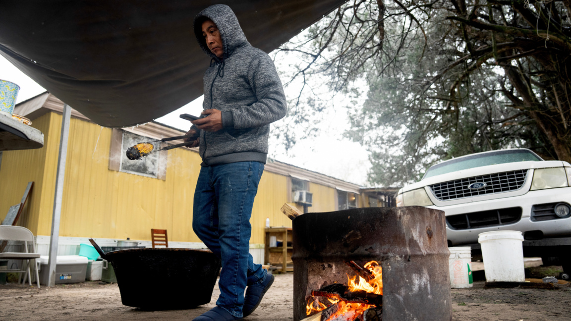Жител на Тексас си готви на огън заради липса на ток у дома, 25 януари 2026 г.