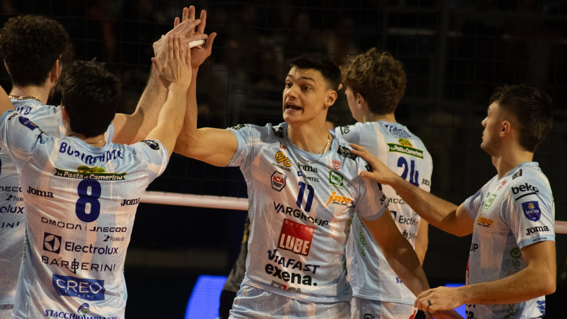 Алекс Николов с 33 точки, Кучине Лубе е ...