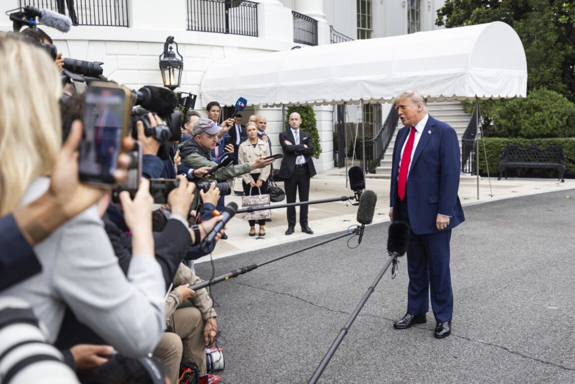 Президентът на САЩ Доналд Тръмп в Кананаскис, Канада преди началото срещата на Г-7 - 16 юни 2025