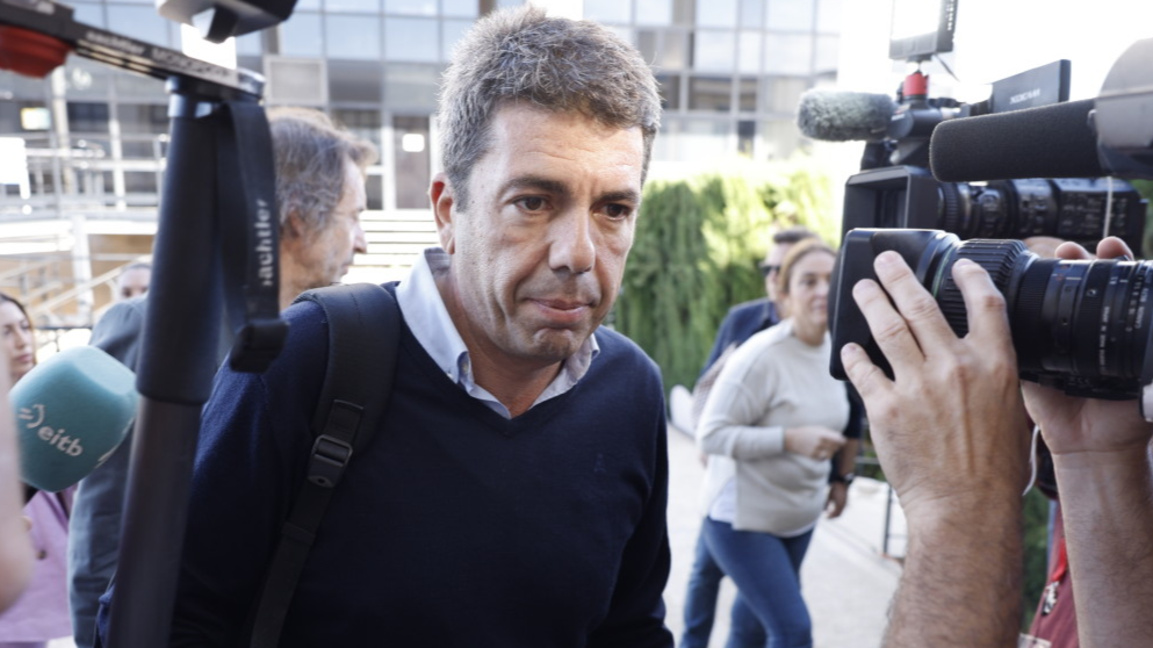 Регионалният премиер на Валенсия Карлос Масон по време на посещението в град Елиана - 10 ноември 2024 г.