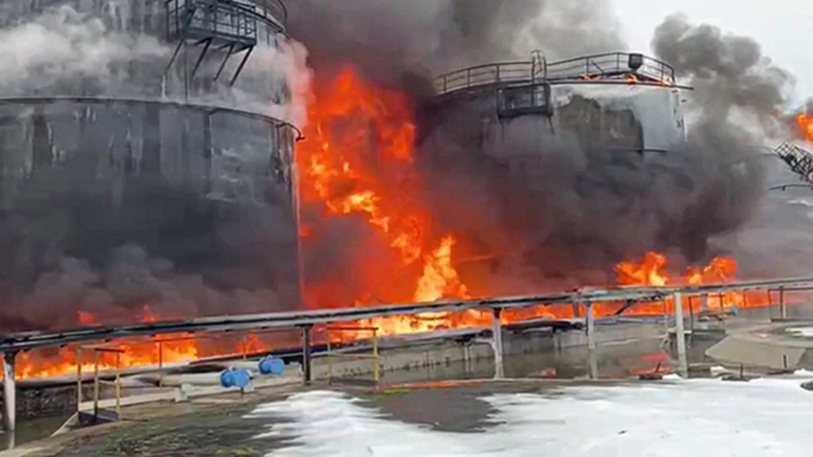 Петролни складове горят след атака с дронове в Русия.