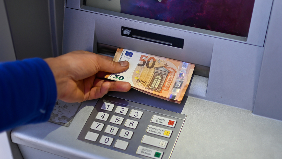 евро банкноти банкомат теглене