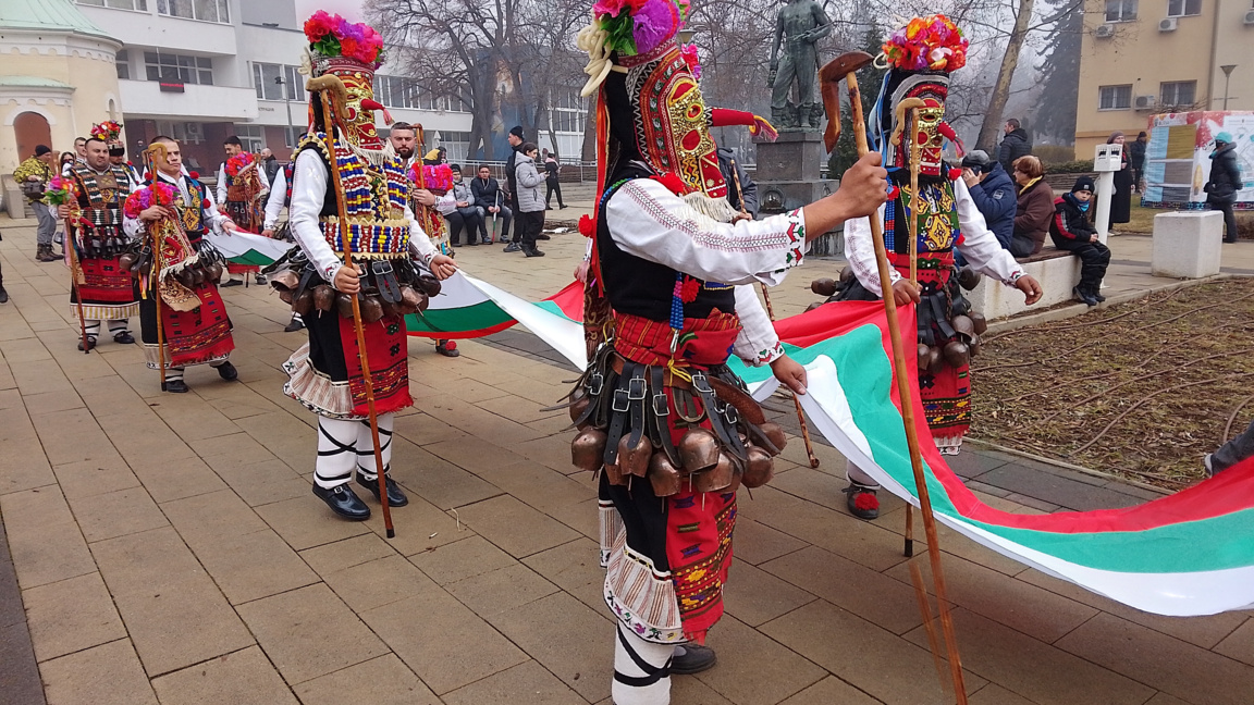 В Перник бе открит Международният фестивал на маскарадните игри "Сурва"