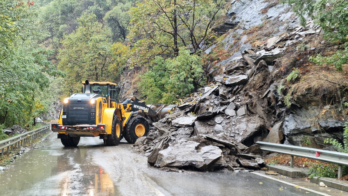Алпинисти обрушват опасни скали в дефилето Варвара - Велинград 
