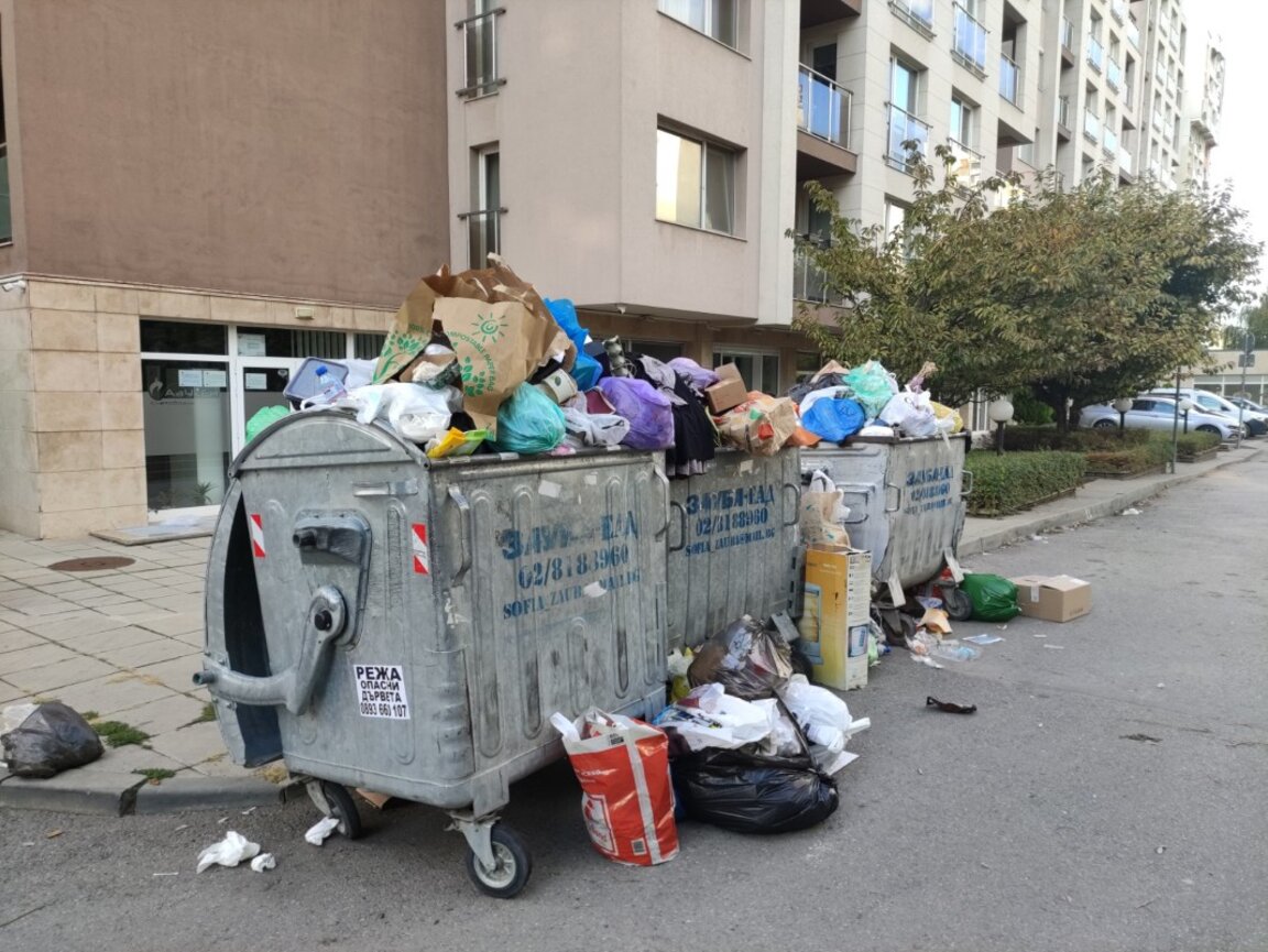 Преливащи контейнери с боклук