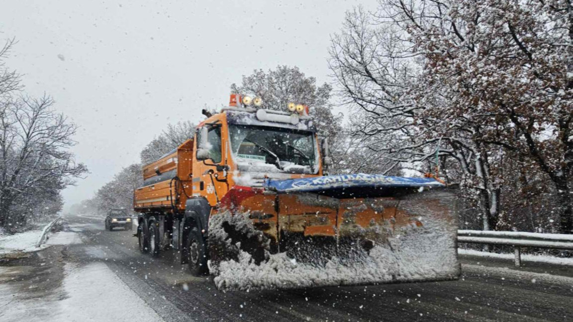 Пътната обстановка в област Плевен се усложнява заради снеговалежа