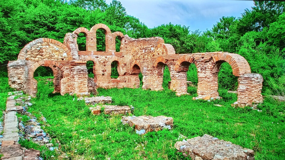 Paseo veraniego por la soleada ciudad de...