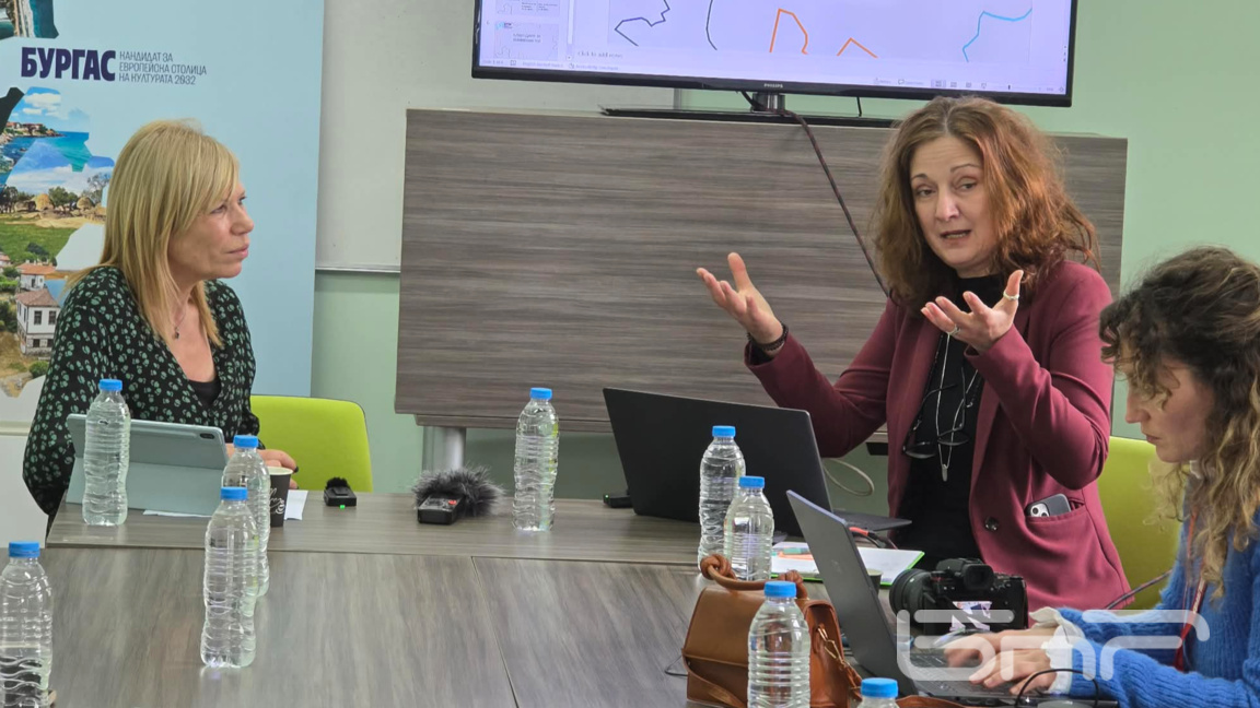 Председателят на Фондация "Бургас 2032" Руска Бояджиева /вдясно/ и зам.-кметът по култура Диана Саватева