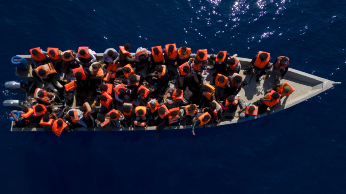 Дървена лодка с мигранти, илюстративна снимка