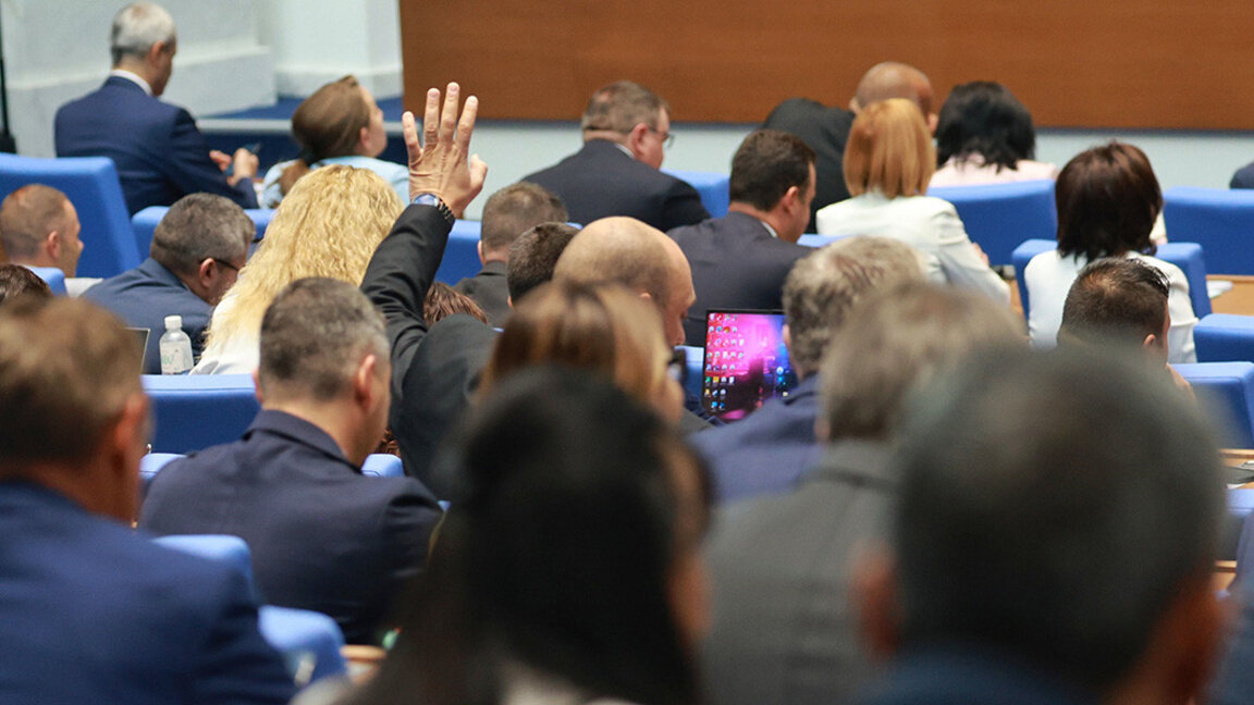 Продължават дебатите по внесения втори вот на недоверие към правителството