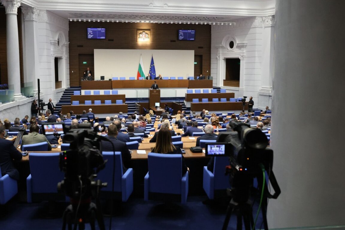 Депутатите удължиха работното си време, обсъждат законови промени за ръководството на службите