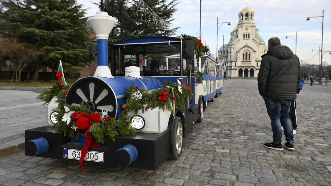 Коледен трамвай, коледни влакчета и ретро автобуси в София
