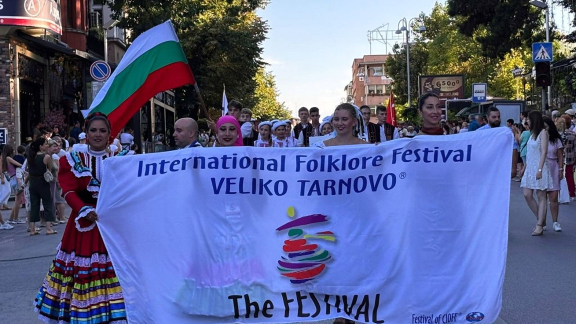 Фольклорные коллективы из разных уголков...